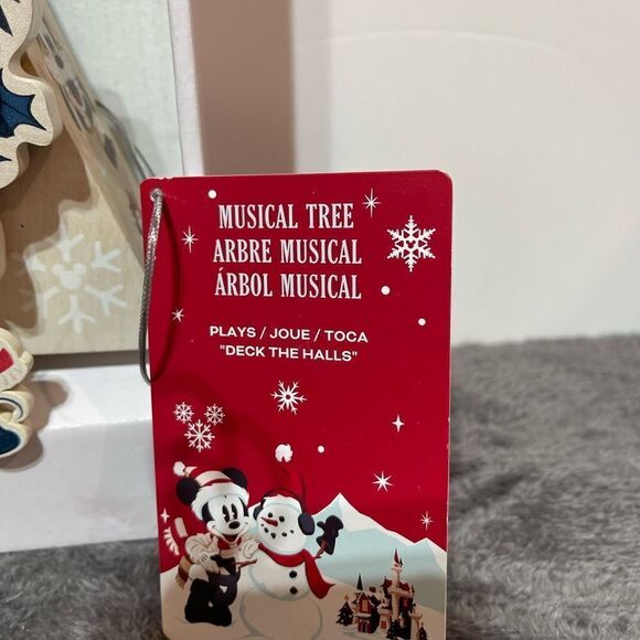 Disney Musical Figure - Mickey and Friends Walt’s Holiday Lodge NWT - Picture 8 of 10